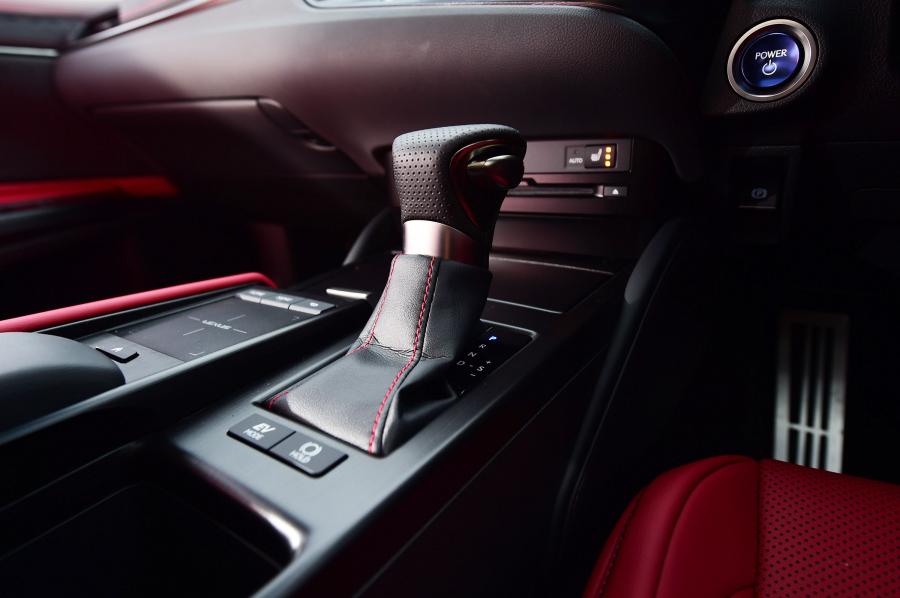 Детали интерьера Lexus ES300h F-Sport 2019 года  (UK) (фото 12 из 13)